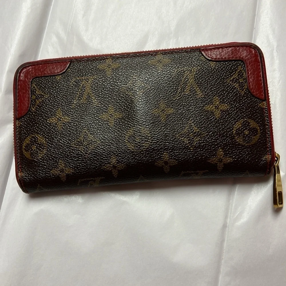 Louis Vuitton Monogram Retiro Cerese Zippy wallet. Comes with COA